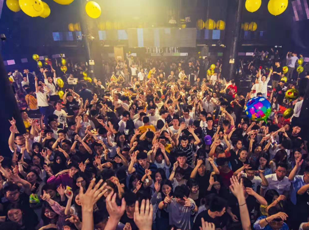 盘点酒吧门口一般常见豪车